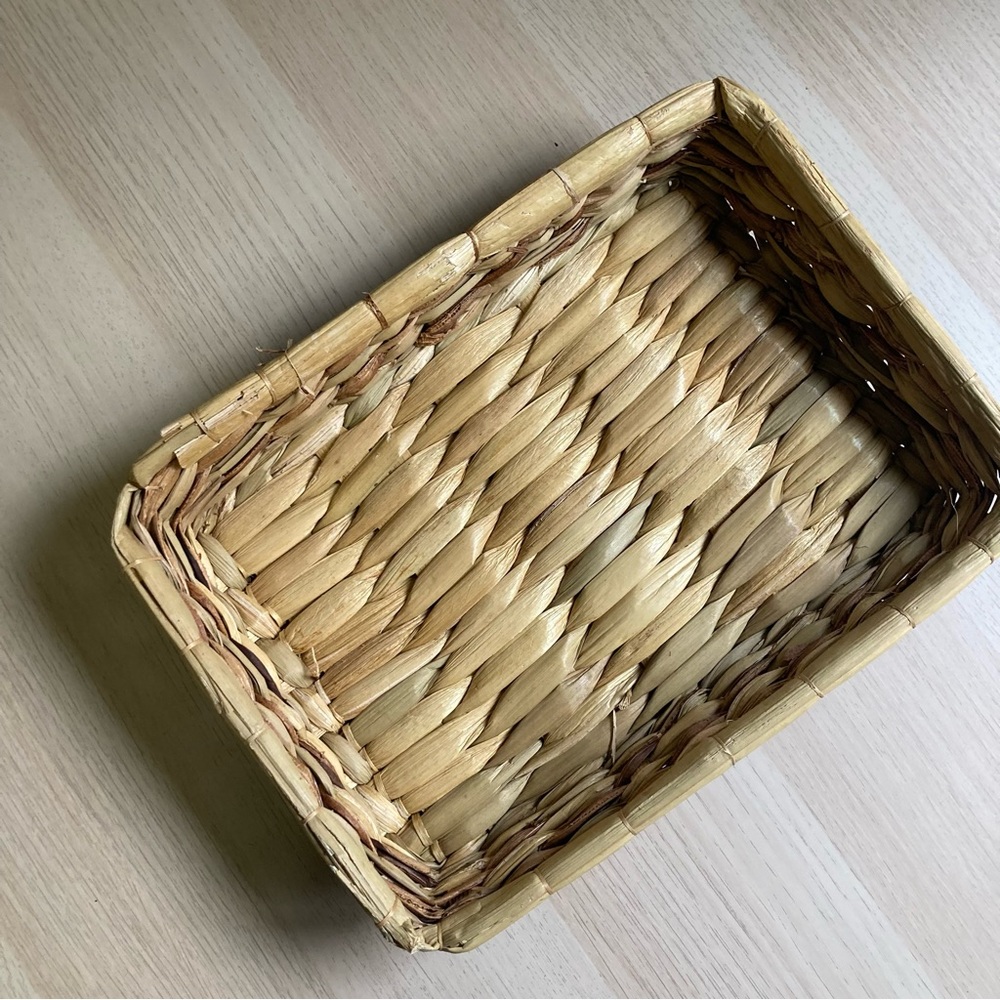 Vintage Casserole dish holder, straw basket, woven straw carrier, Pyrex